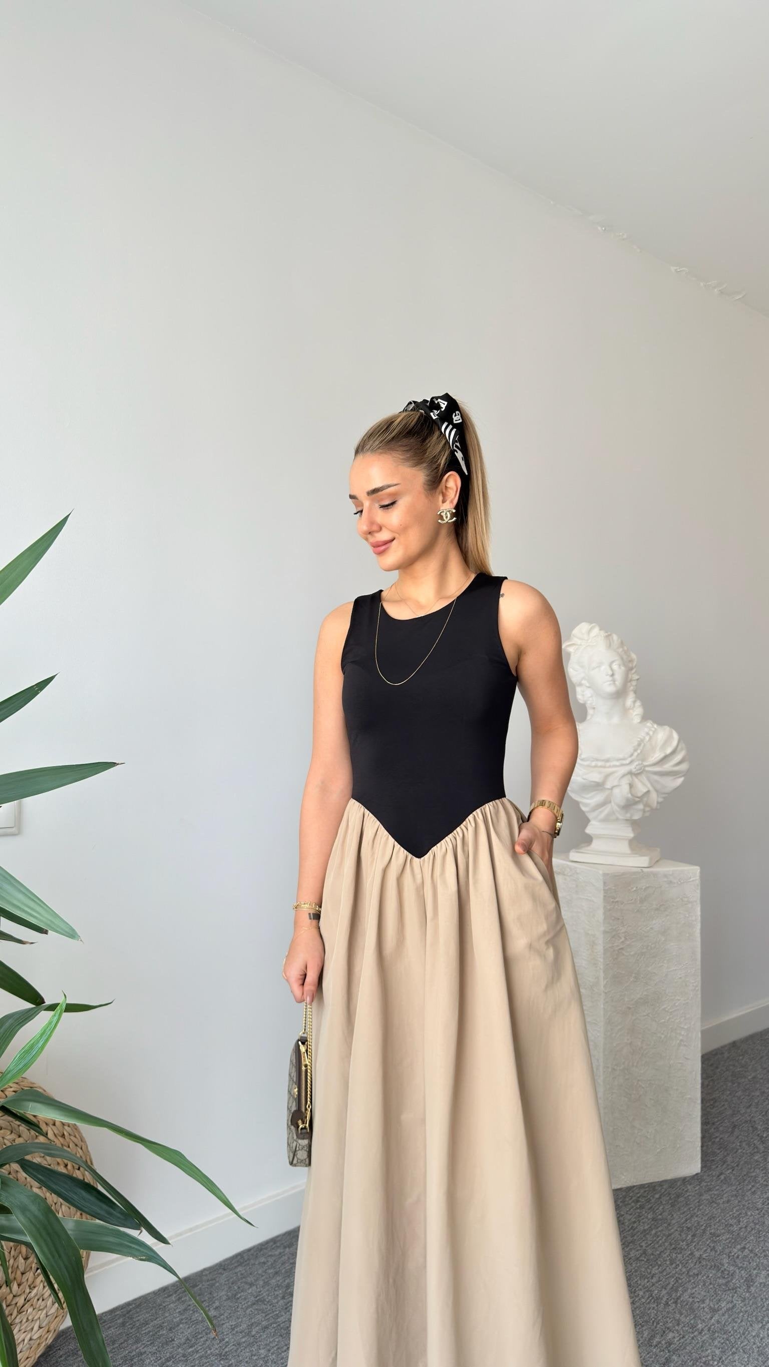 Jes Zero Sleeve Garnish Dress