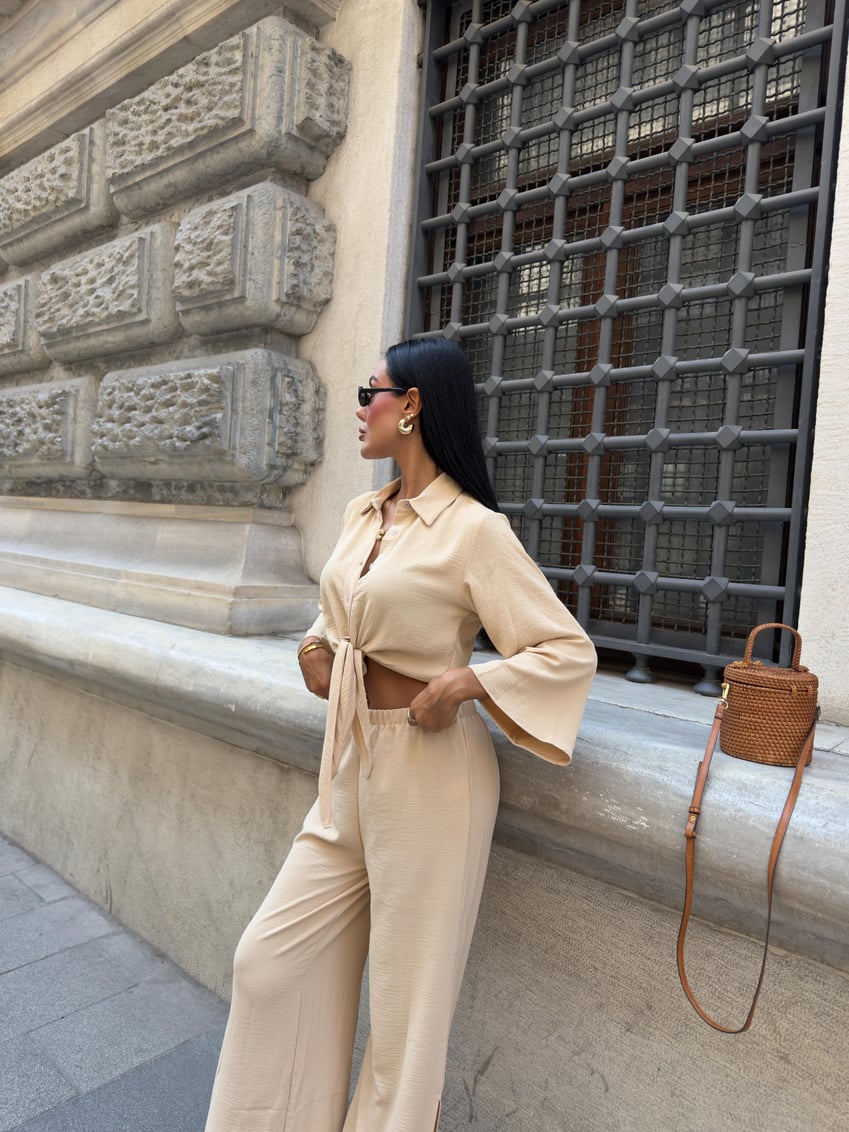 Ayrobin Suit with Tied Shirt and Slit Trousers Beige