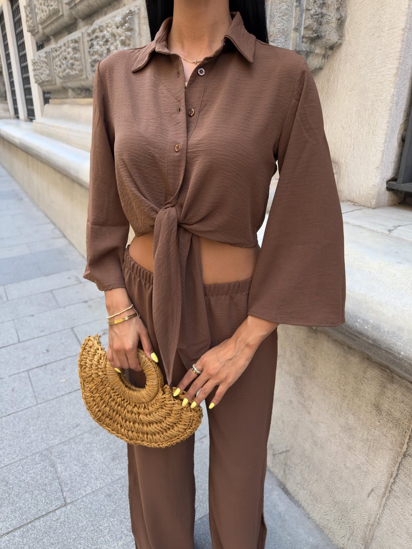 Ayrobin Suit with Tied Shirt and Slit Trousers Brown